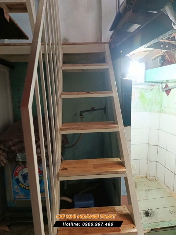 cầu thang bậc gỗ